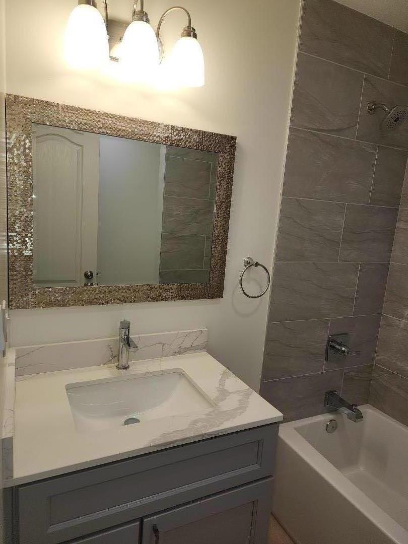 3280 Cheyenne Drive Merced, CA 95348 - Photo 21 of 34 a bathroom with a sink and a bathtub