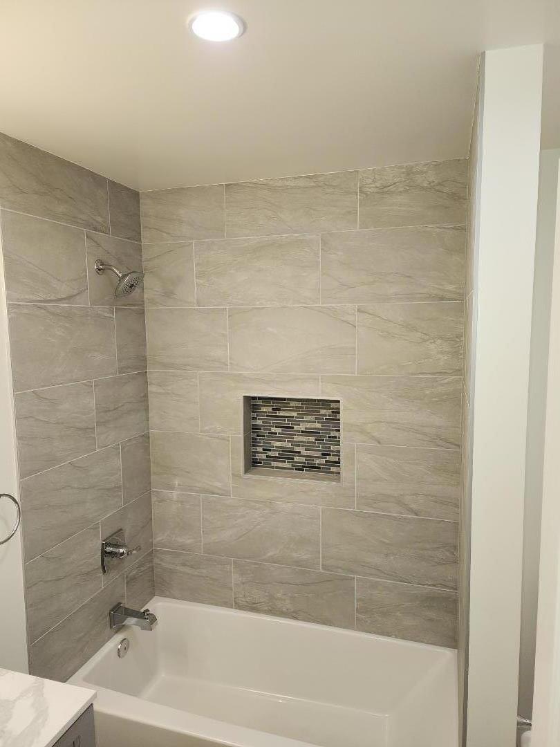 3280 Cheyenne Drive Merced, CA 95348 - Photo 23 of 34 a bathroom with a shower and a bath tub