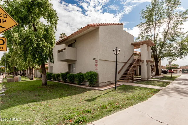 a view of a house with a yard