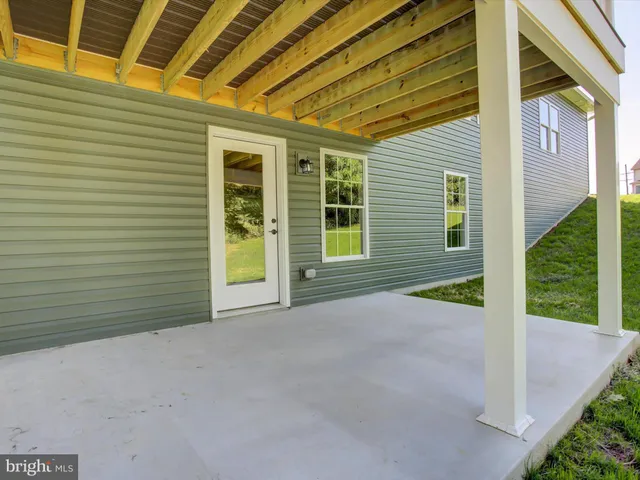 a view of a house with backyard and porch