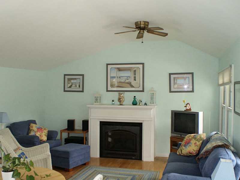 23 Audubon Road Warwick, RI 02888 - Photo 6 of 22 Living Room.
