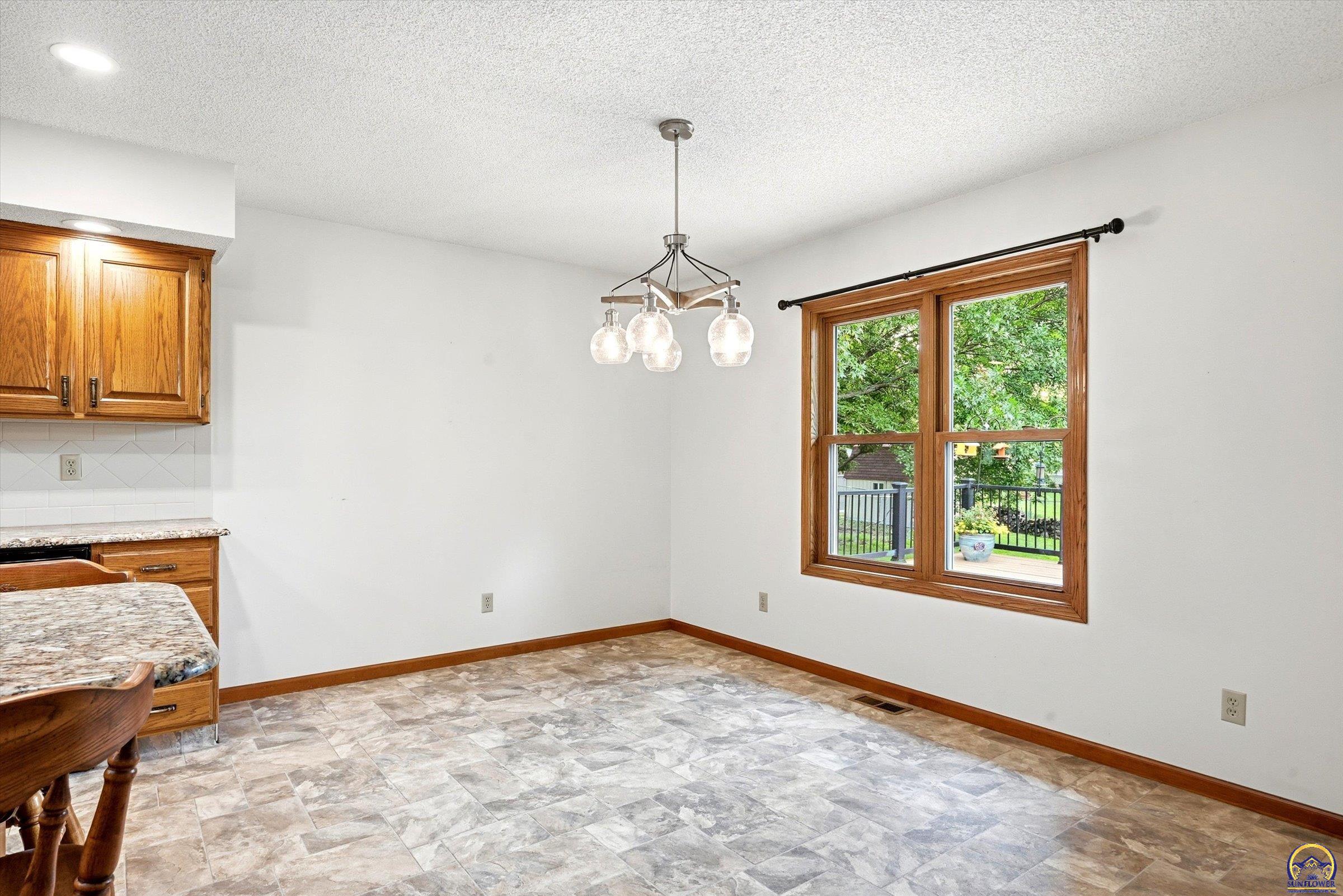 7143 Southwest 33rd Street Topeka, KS 66614 - Photo 9 of 43