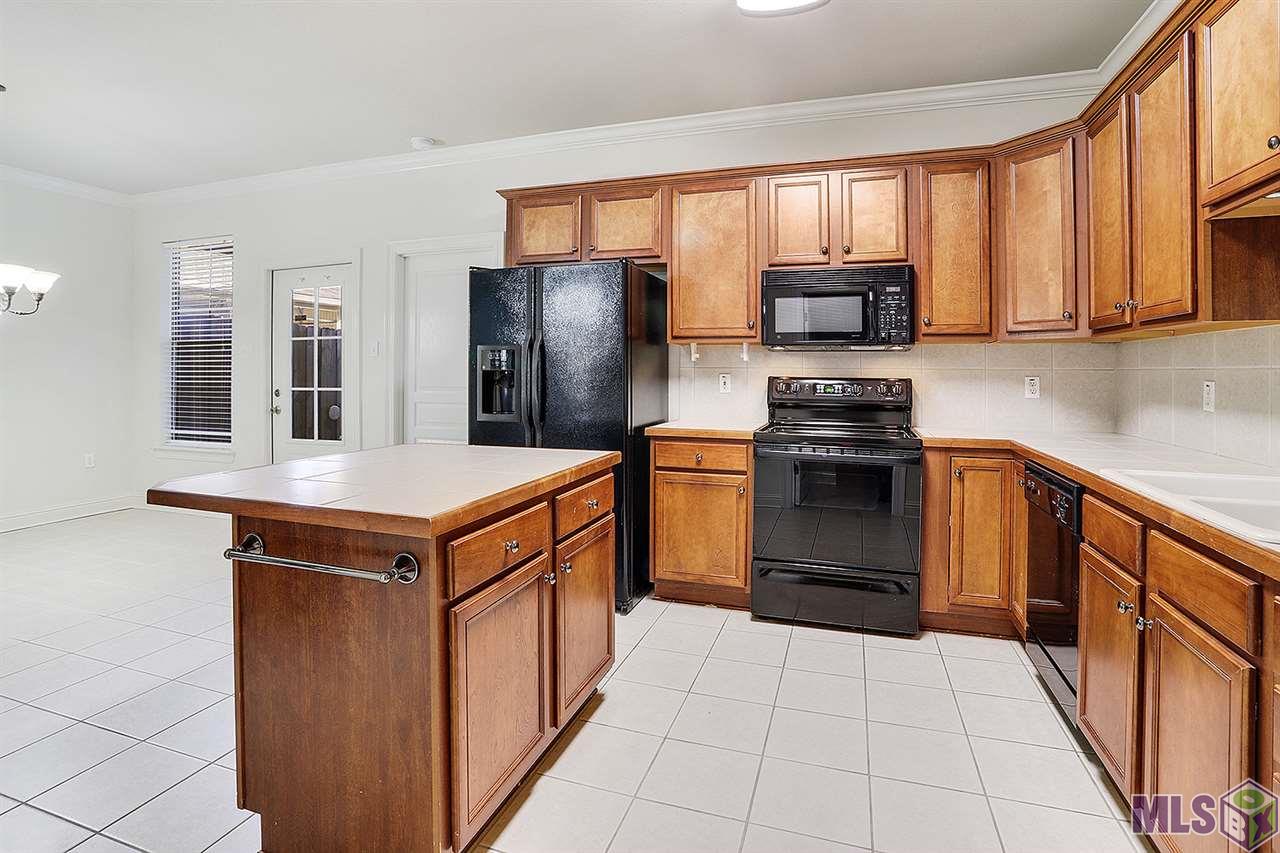 2865 Magazine Drive Baton Rouge, LA 70816 - Photo 8 of 12 GREAT KITCHEN
