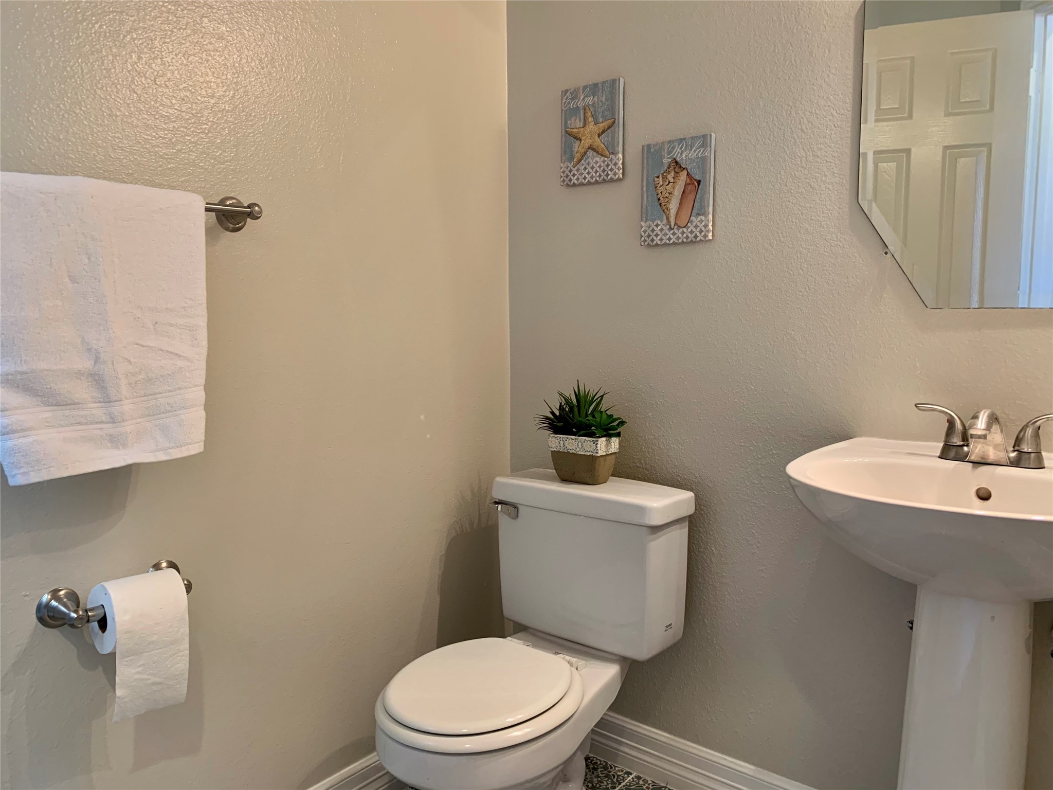 11218 Timbertree Lane Houston, TX 77070 - Photo 22 of 39 Another vie of the 2nd full bathroom on the 1st floor
