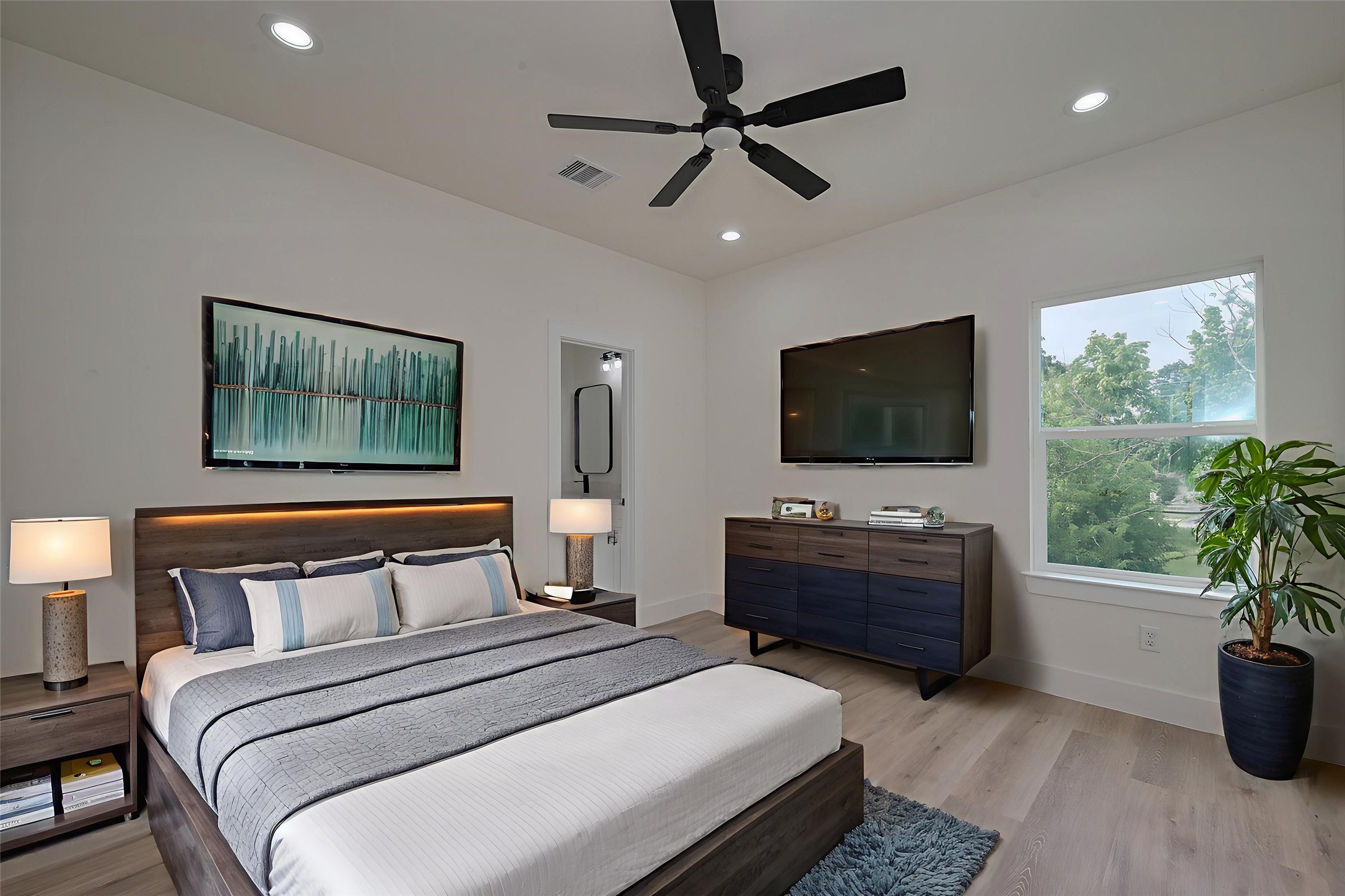 2422 Dalview Street Houston, TX 77091 - Photo 18 of 24 Each upstairs secondary bedroom
offers privacy and comfort with its
own ensuite bathroom—perfect for
guests, roommates, or growing teens
seeking independence. - This room
has been virtually staged.