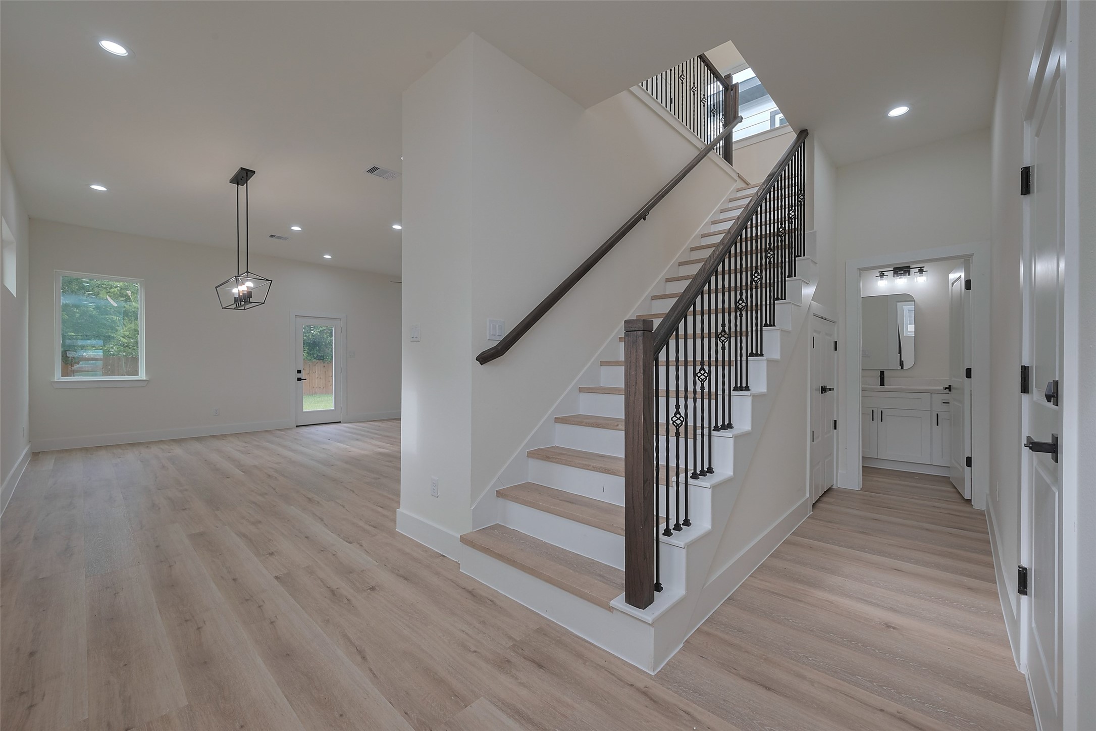 2422 Dalview Street Houston, TX 77091 - Photo 3 of 24 As you enter the home, you're
welcomed by a bright, open foyer
that immediately sets the tone for
modern living.