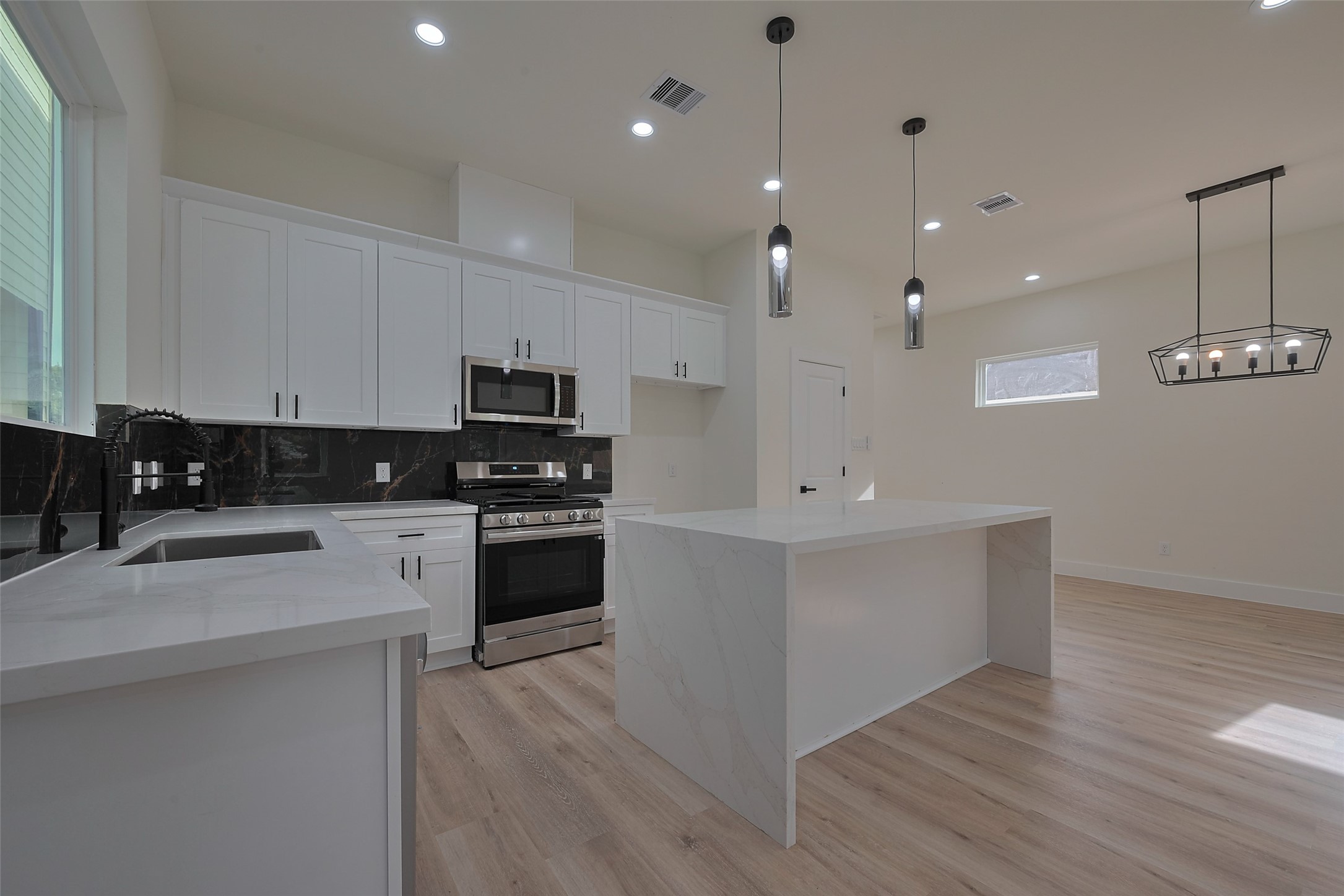 2422 Dalview Street Houston, TX 77091 - Photo 7 of 24 Equipped with a full suite of sleek
stainless steel appliances, this
kitchen is designed for both function
and style.