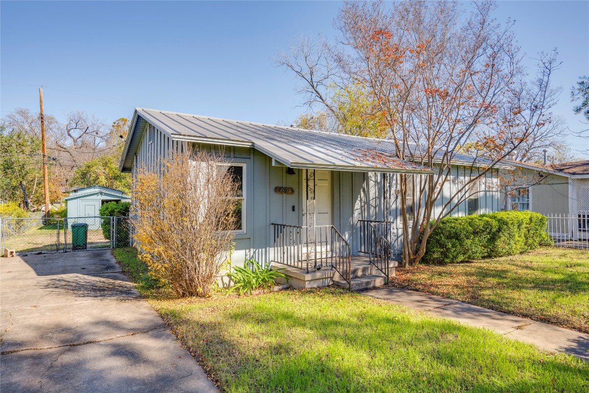 4804 Tanney Street Austin, TX 78721 - Photo 3 of 35 front view of a house with a yard