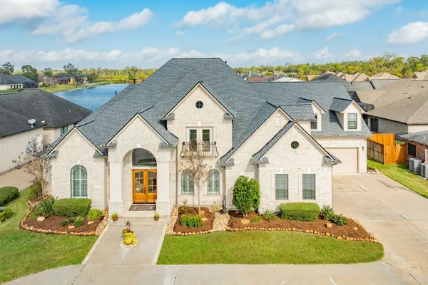 $899,000 | 203 Arrowhead Drive, Lake Jackson, TX 77566