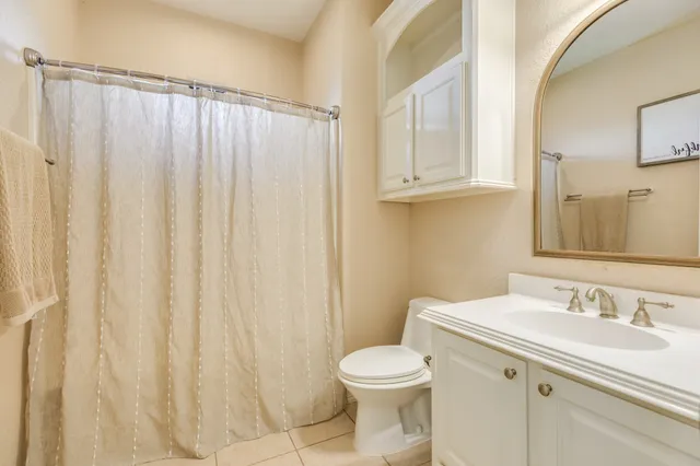 $925,000 | 203 Arrowhead Drive, Lake Jackson, TX 77566