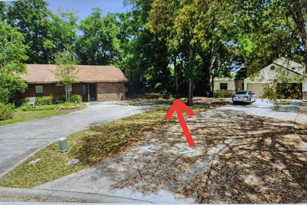 a view of backyard of the house