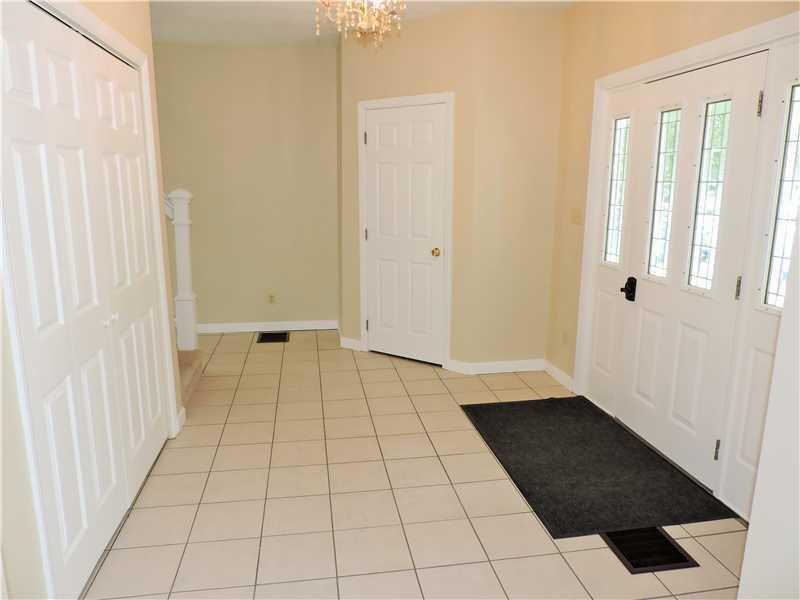 1450 Isoline Street Pittsburgh, PA 15204 - Photo 3 of 20 Entry/Foyer.