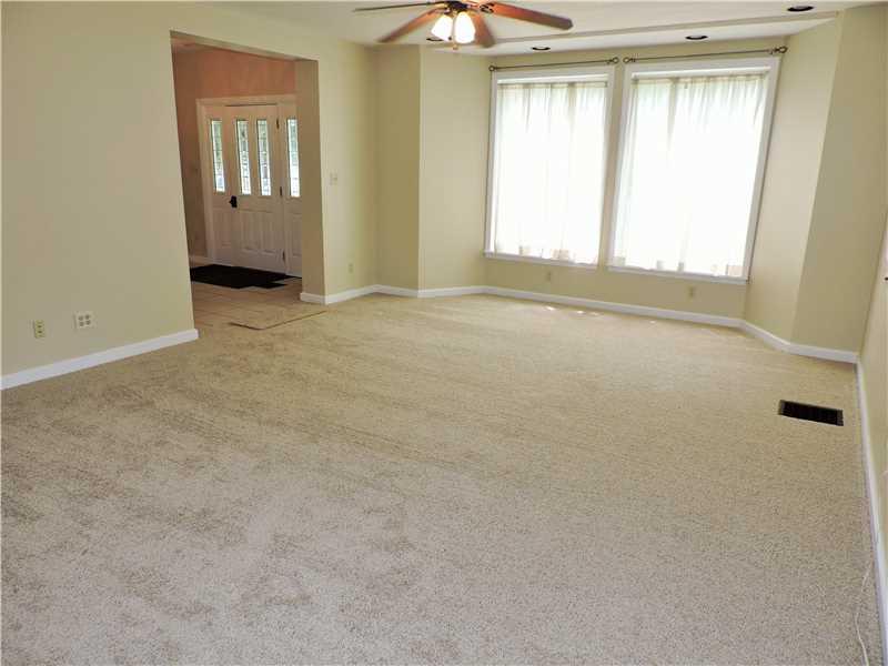 1450 Isoline Street Pittsburgh, PA 15204 - Photo 4 of 20 Living Room.