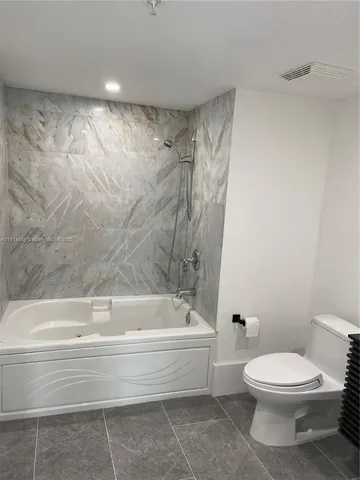 a view of entryway with a bathtub