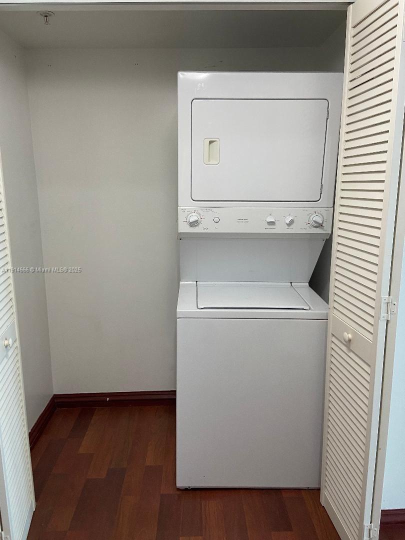 31 Southeast 5th Street, Unit 2103 Miami, FL 33131 - Photo 17 of 17 a utility room with dryer and washer