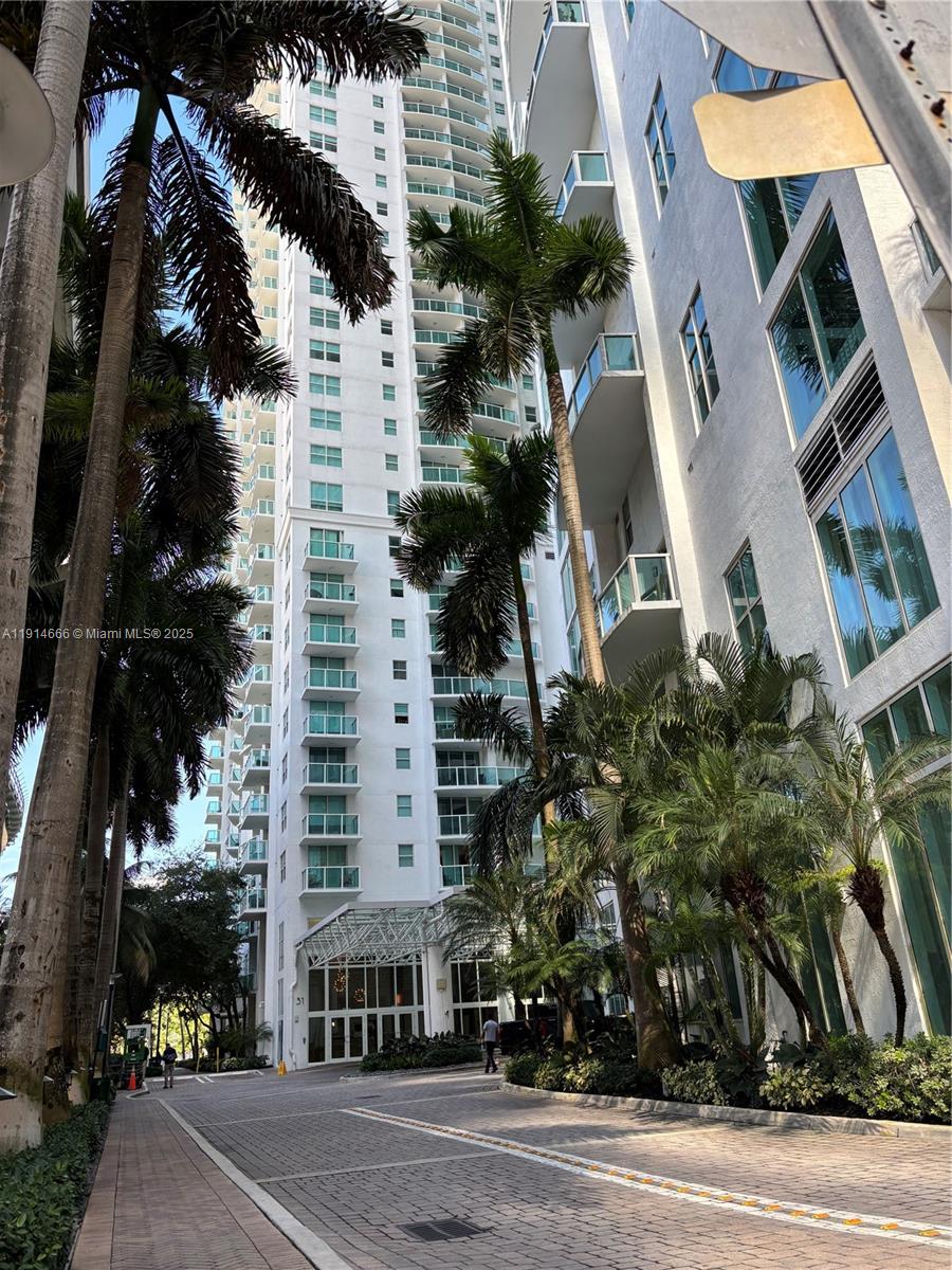 31 Southeast 5th Street, Unit 2103 Miami, FL 33131 - Photo 3 of 17 a view of a tall building next to a road