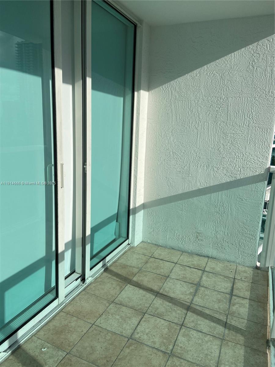 31 Southeast 5th Street, Unit 2103 Miami, FL 33131 - Photo 4 of 17 a view of a small space