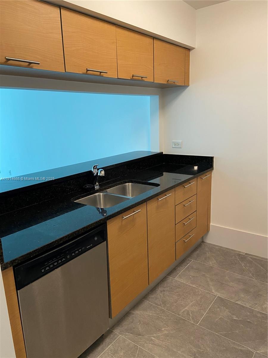 31 Southeast 5th Street, Unit 2103 Miami, FL 33131 - Photo 10 of 17 a close view of washer and dryer