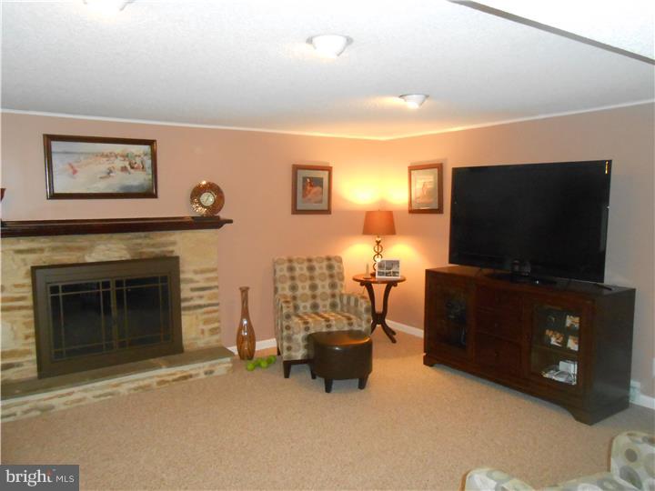 3164 Oak Road Huntingdon Valley, PA 19006 - Photo 5 of 20 Family Room