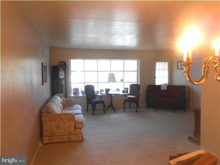 3164 Oak Road Huntingdon Valley, PA 19006 - Photo 10 of 20 Living Room