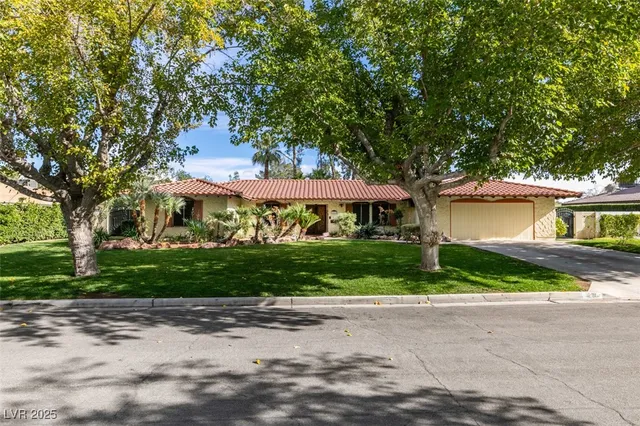 $874,900 | 4220 West Pinecrest Circle, Las Vegas, NV 89121