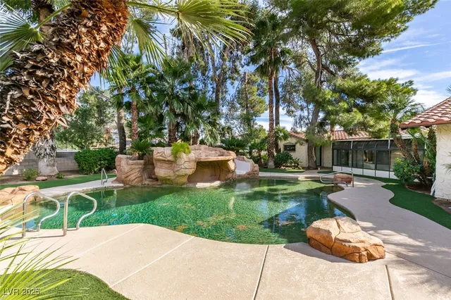 $874,900 | 4220 West Pinecrest Circle, Las Vegas, NV 89121