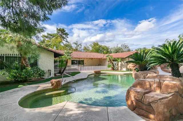 $874,900 | 4220 West Pinecrest Circle, Las Vegas, NV 89121