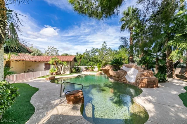 $874,900 | 4220 West Pinecrest Circle, Las Vegas, NV 89121