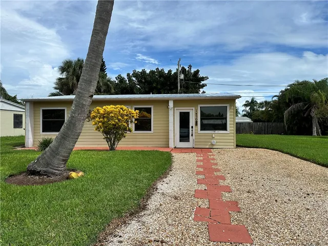 a view of a house with backyard and garden