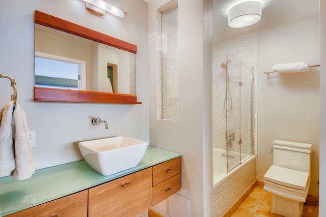 6147 North Sheridan Road, Unit 16A Chicago, IL 60660 - Photo 18 of 30 a bathroom with a tub and a sink