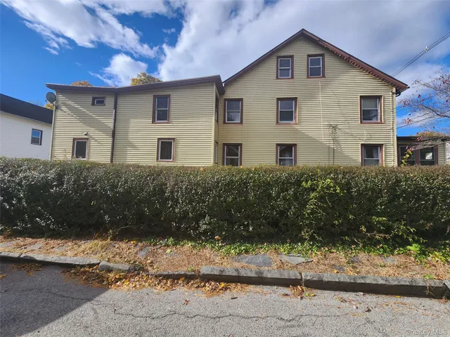 a view of a house with a yard