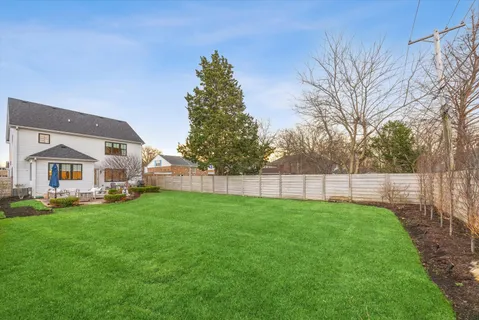 a view of a front of house with a yard