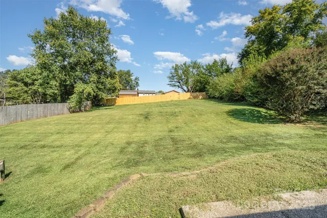 a view of yard with green space