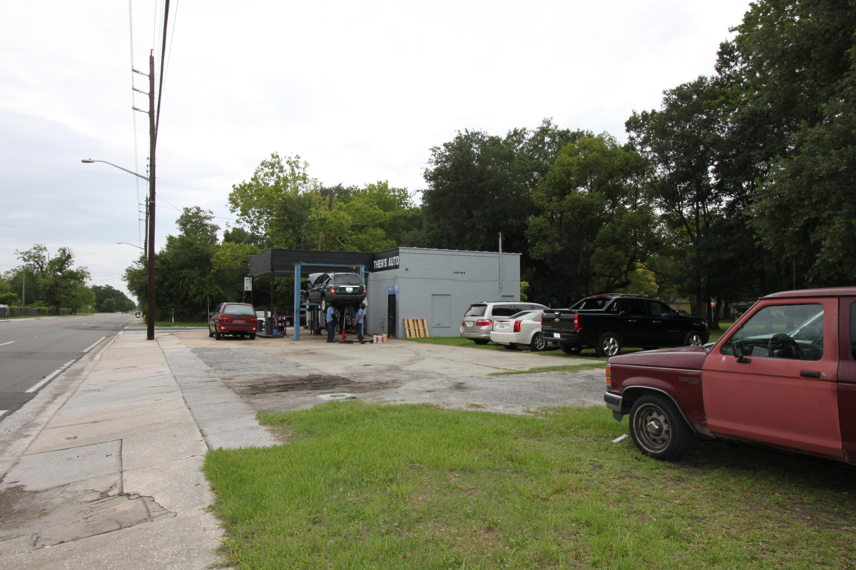 2449 Kings Road Jacksonville, FL 32209 - Photo 12 of 17 a view of a street
