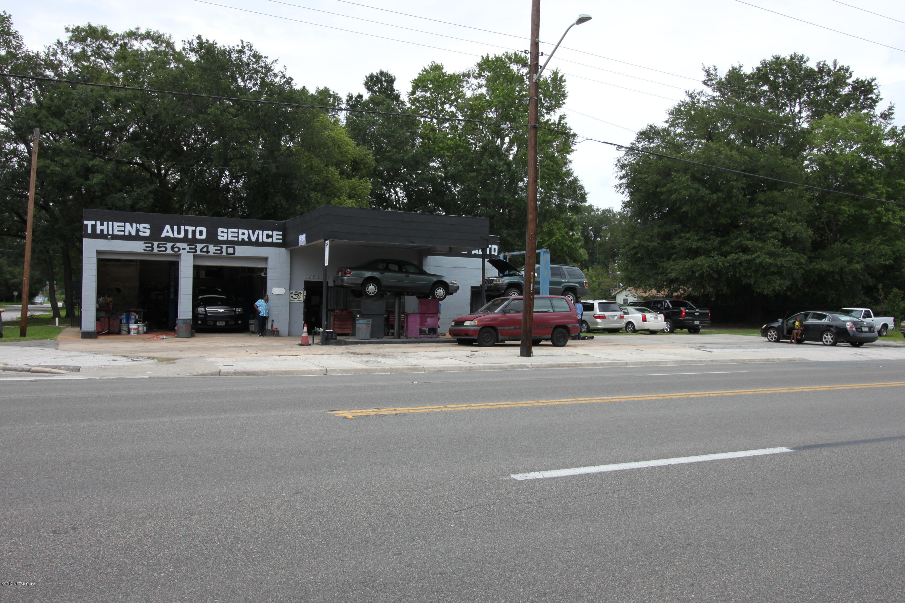 2449 Kings Road Jacksonville, FL 32209 - Photo 2 of 17 a view of street with parked cars