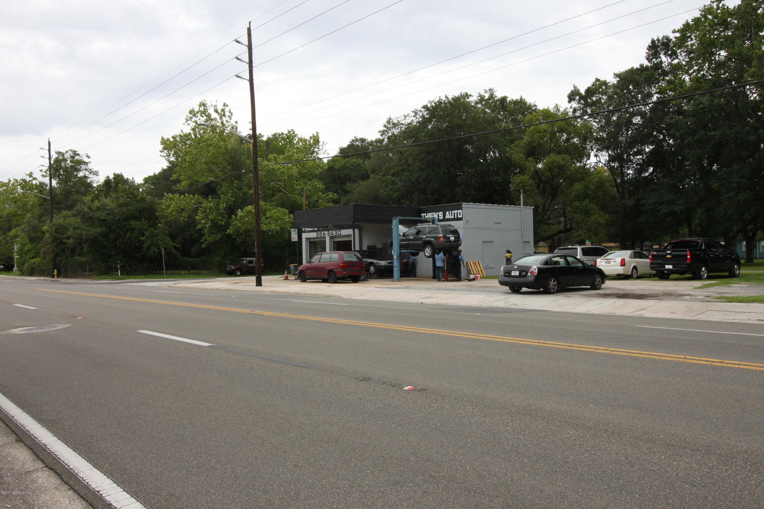 2449 Kings Road Jacksonville, FL 32209 - Photo 3 of 17 a view of street with parked cars