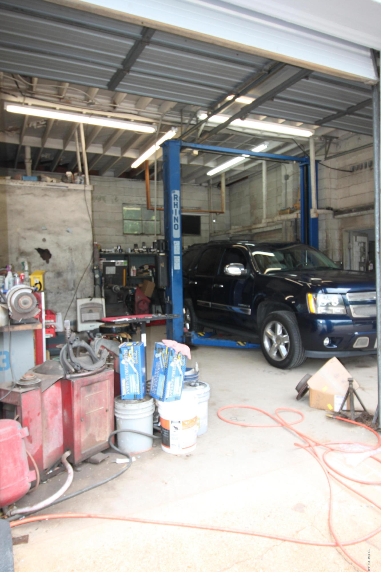 2449 Kings Road Jacksonville, FL 32209 - Photo 4 of 17 a car parked in a parking room