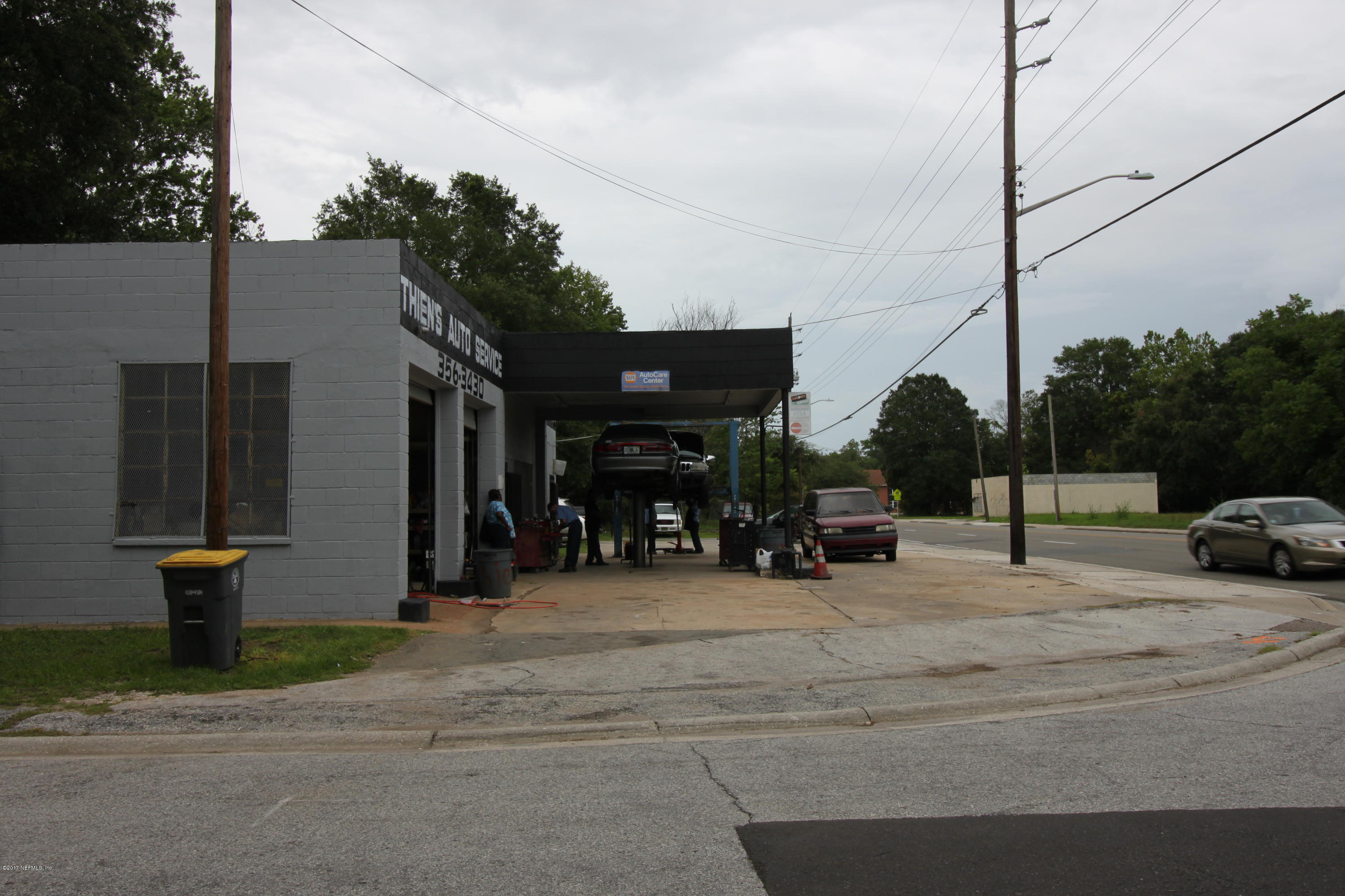 2449 Kings Road Jacksonville, FL 32209 - Photo 7 of 17 a view of street with parked cars