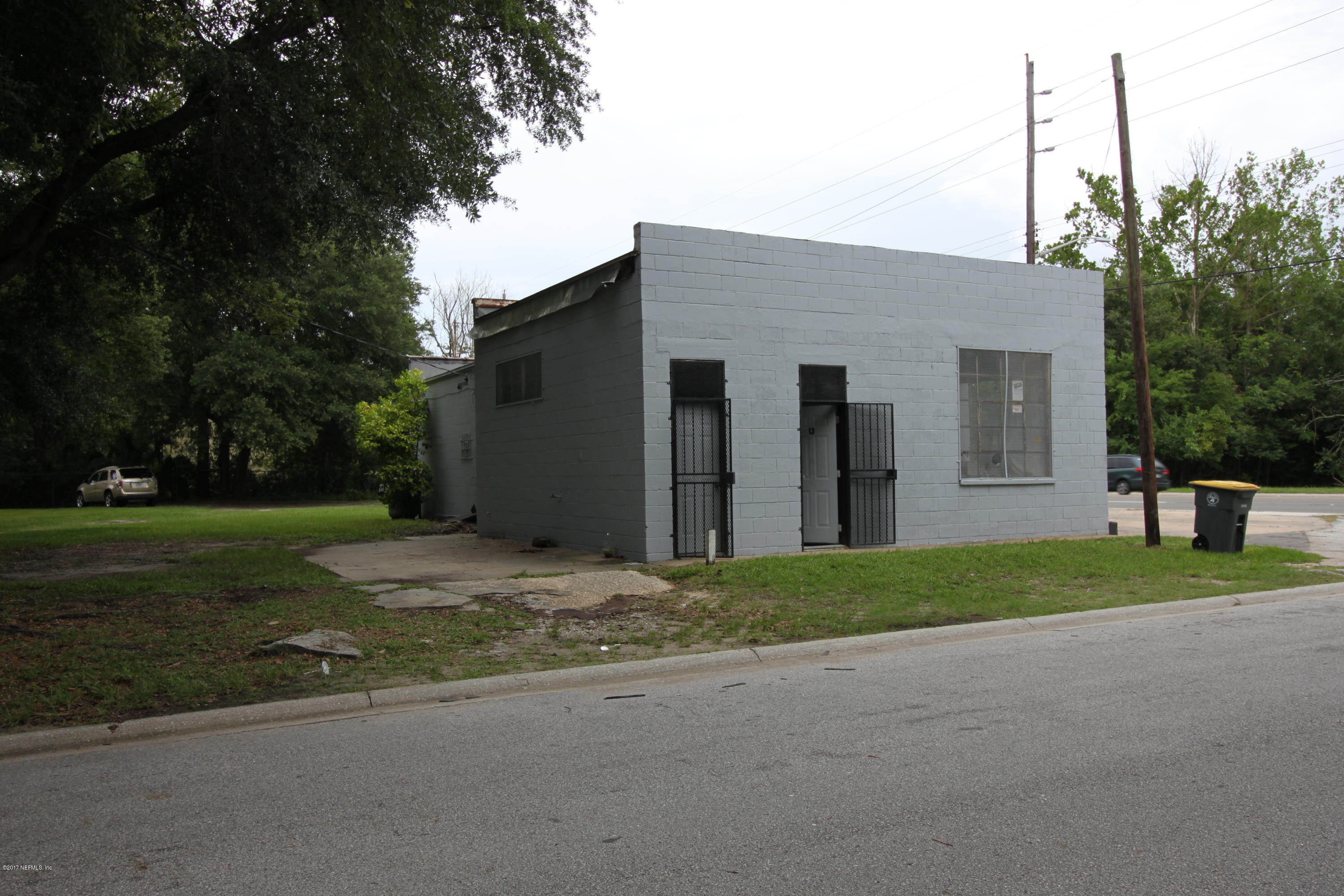 2449 Kings Road Jacksonville, FL 32209 - Photo 8 of 17 a house that has a outdoor space