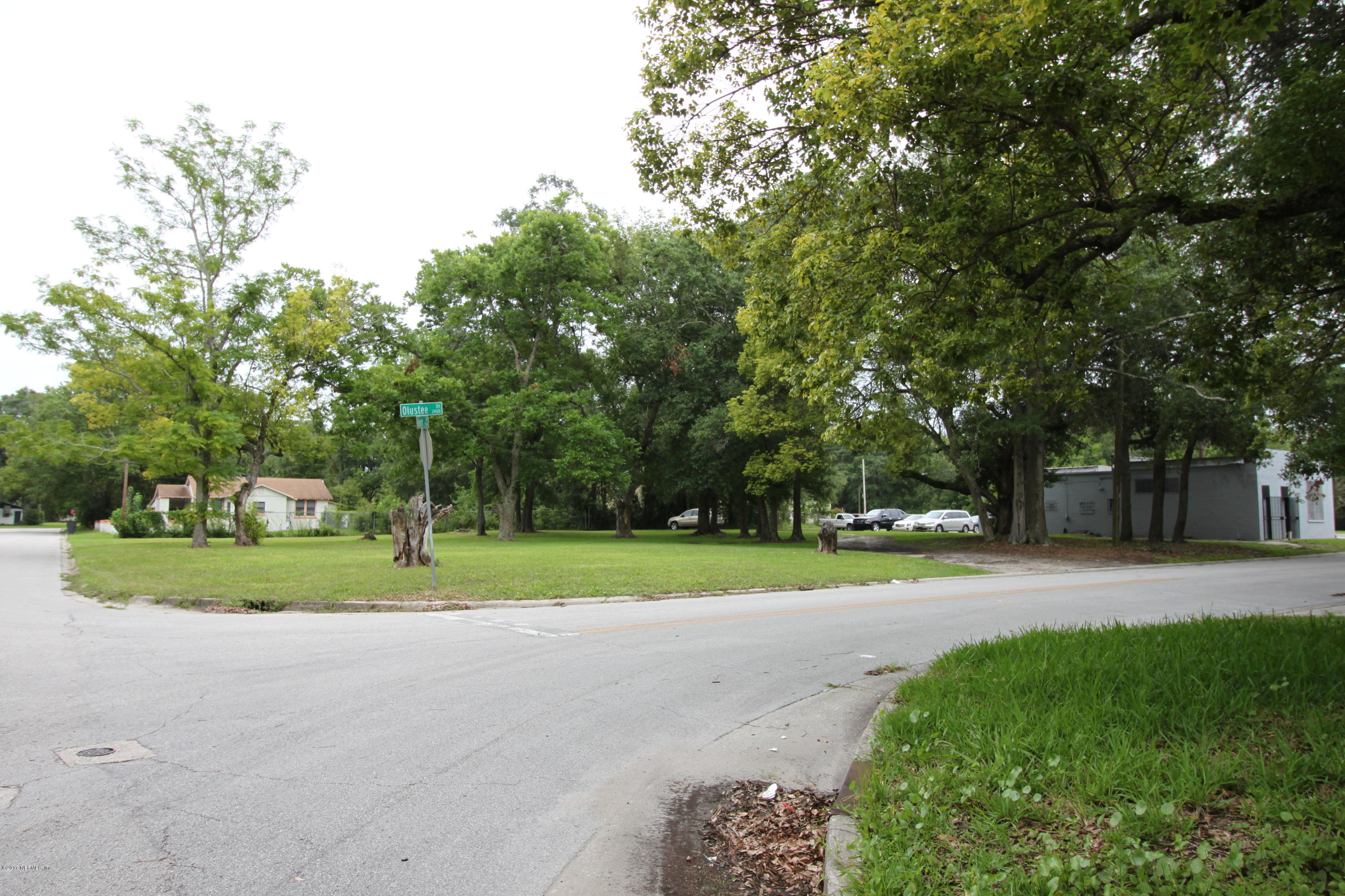 2449 Kings Road Jacksonville, FL 32209 - Photo 9 of 17 a view of a backyard with large trees