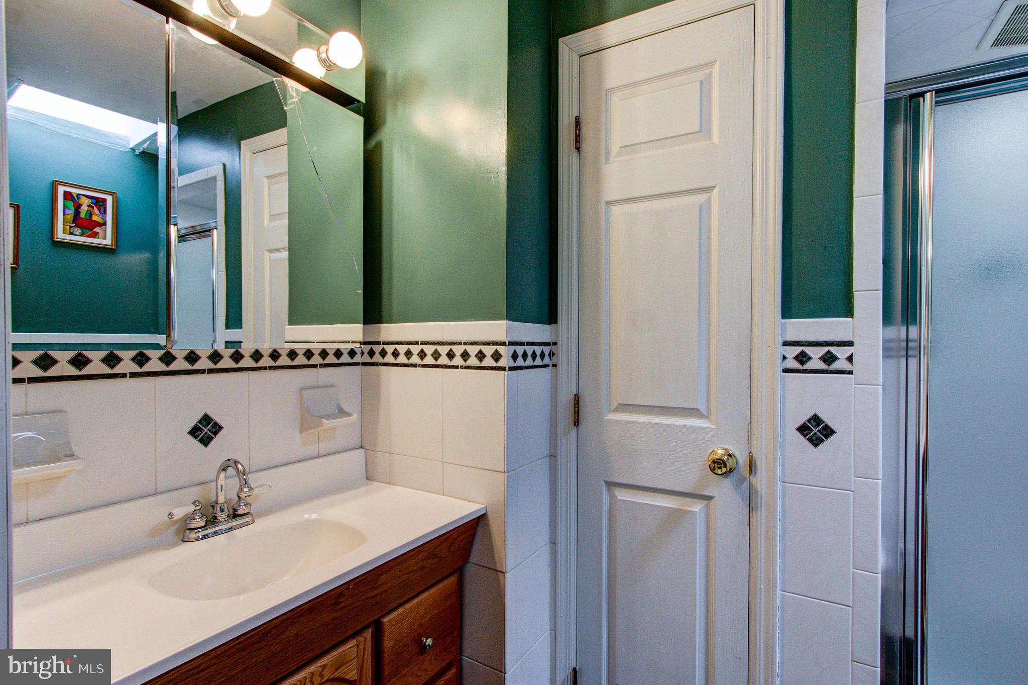 272 Friendship Road Drexel Hill, PA 19026 - Photo 23 of 37 1st floor full bath