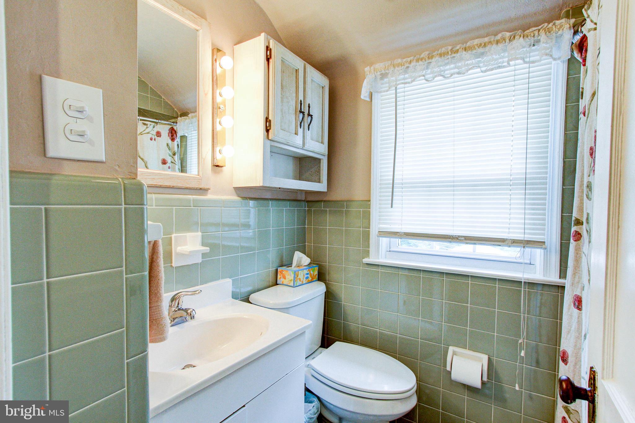 272 Friendship Road Drexel Hill, PA 19026 - Photo 30 of 37 2nd floor full bath
