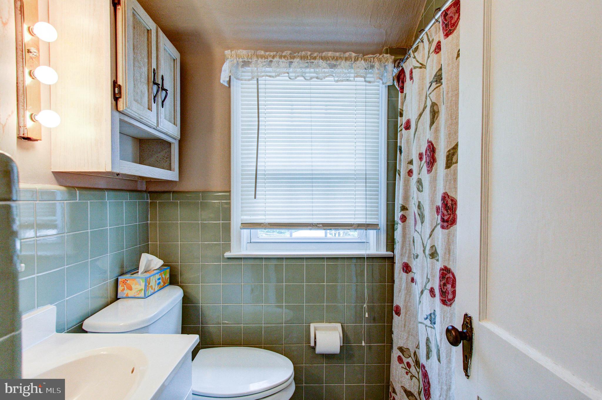 272 Friendship Road Drexel Hill, PA 19026 - Photo 31 of 37 2nd floor full bath