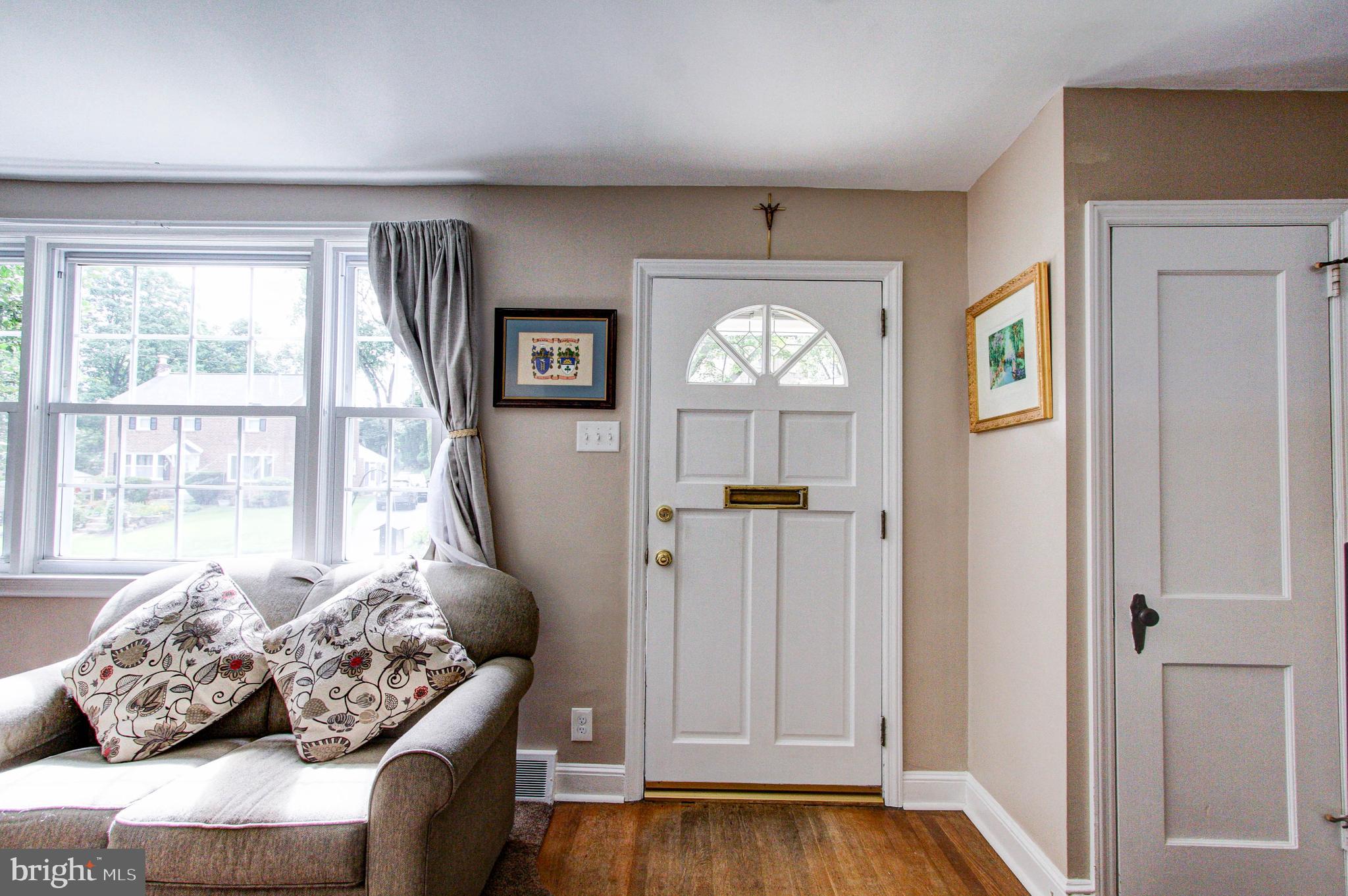 272 Friendship Road Drexel Hill, PA 19026 - Photo 4 of 37