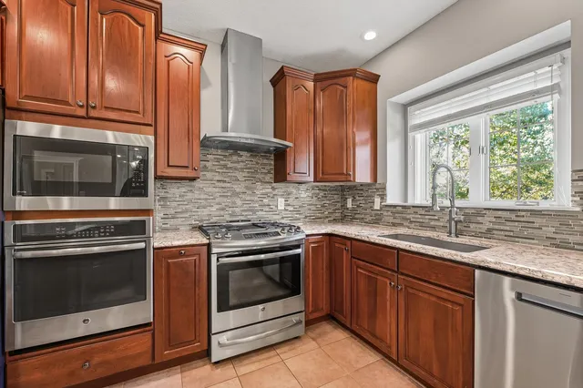 $975,000 | 1 Windsong Way, Bloomington, IL 61704