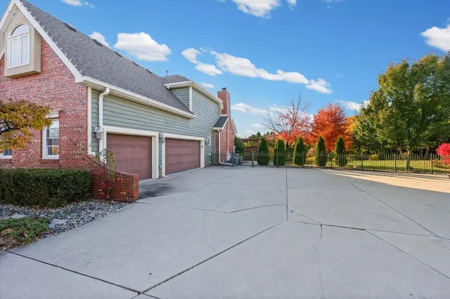 $975,000 | 1 Windsong Way, Bloomington, IL 61704