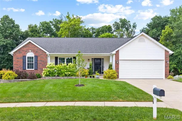 $425,000 | 38 Eagle Spur Court, St. Charles, MO 63303