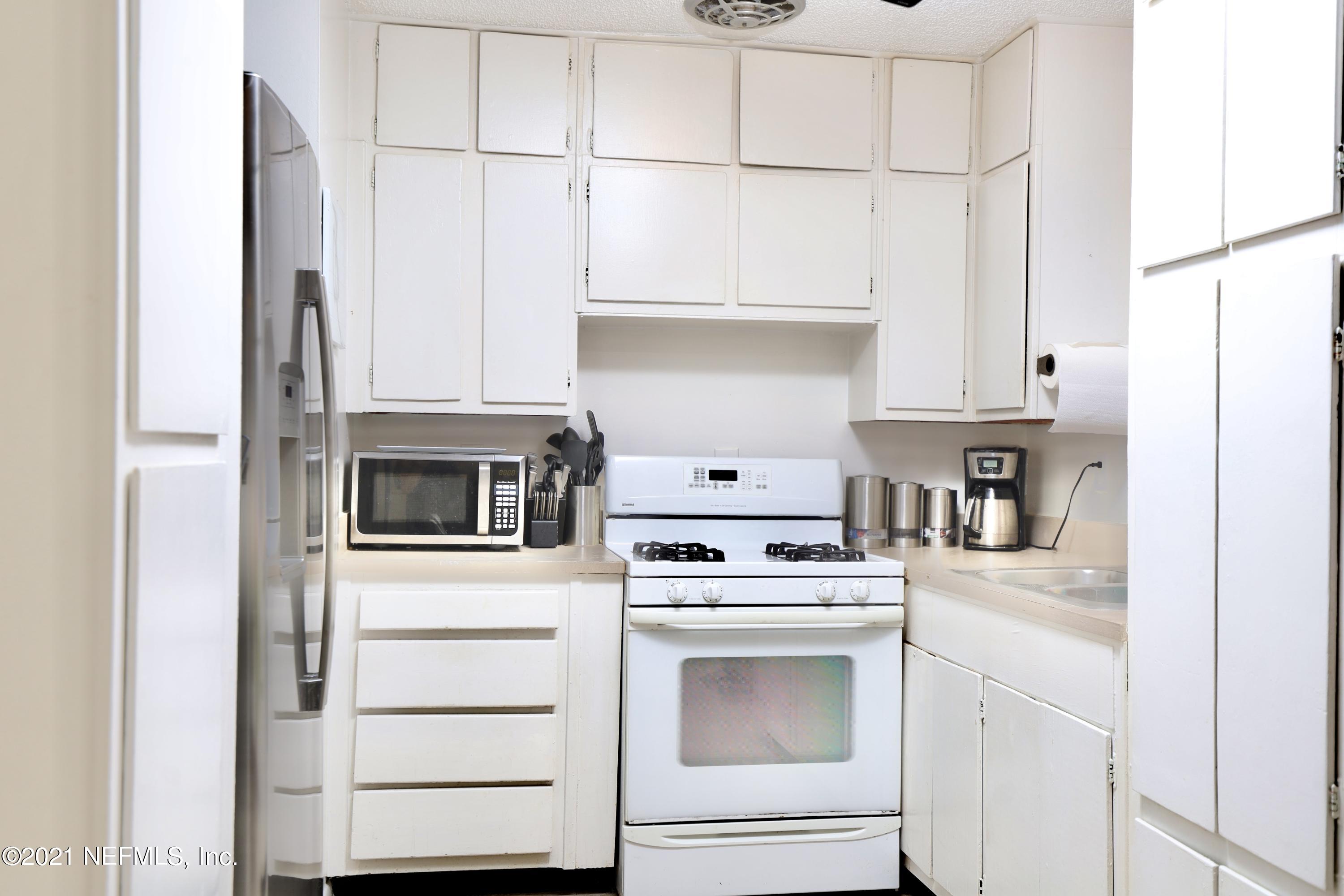 2134 Jammes Road Jacksonville, FL 32210 - Photo 20 of 24 V- Kitchen