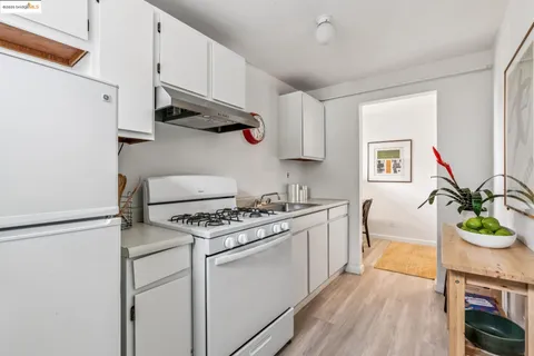 a view of a dinning table and chairs in patio