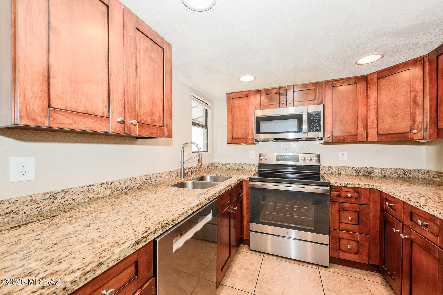 5800 North Kolb Road, Unit 10155 Tucson, AZ 85750 - Photo 6 of 30 Open kitchen showing new appliances!